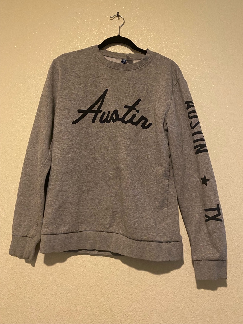 H&M Gray 'Austin' Graphic Crewneck Sweater Size M